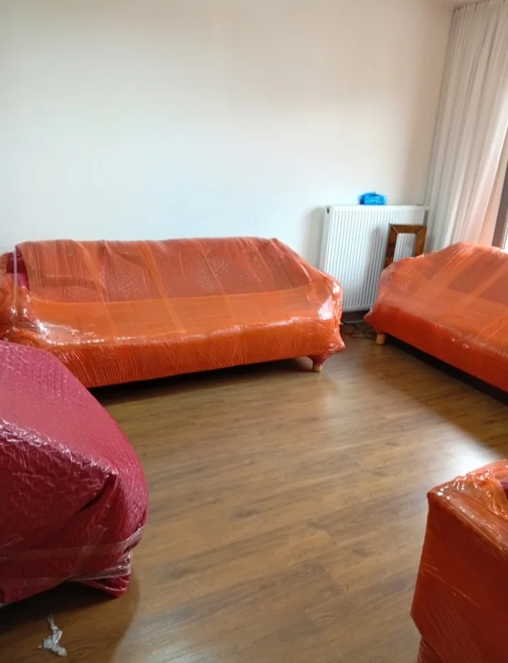 Turuncu streç ile korunmaya alınmış koltuk takımı