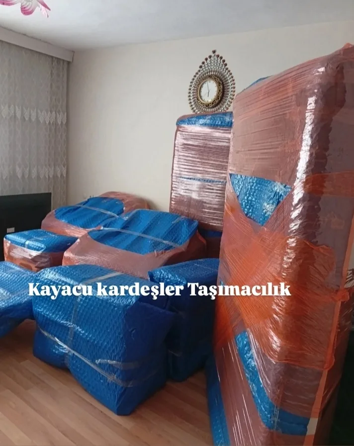 Mavi ve turuncu naylonla paketlenmiş salon eşyaları
