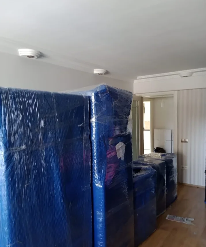 Koridorda yan yana dizilmiş mavi paketli dolaplar