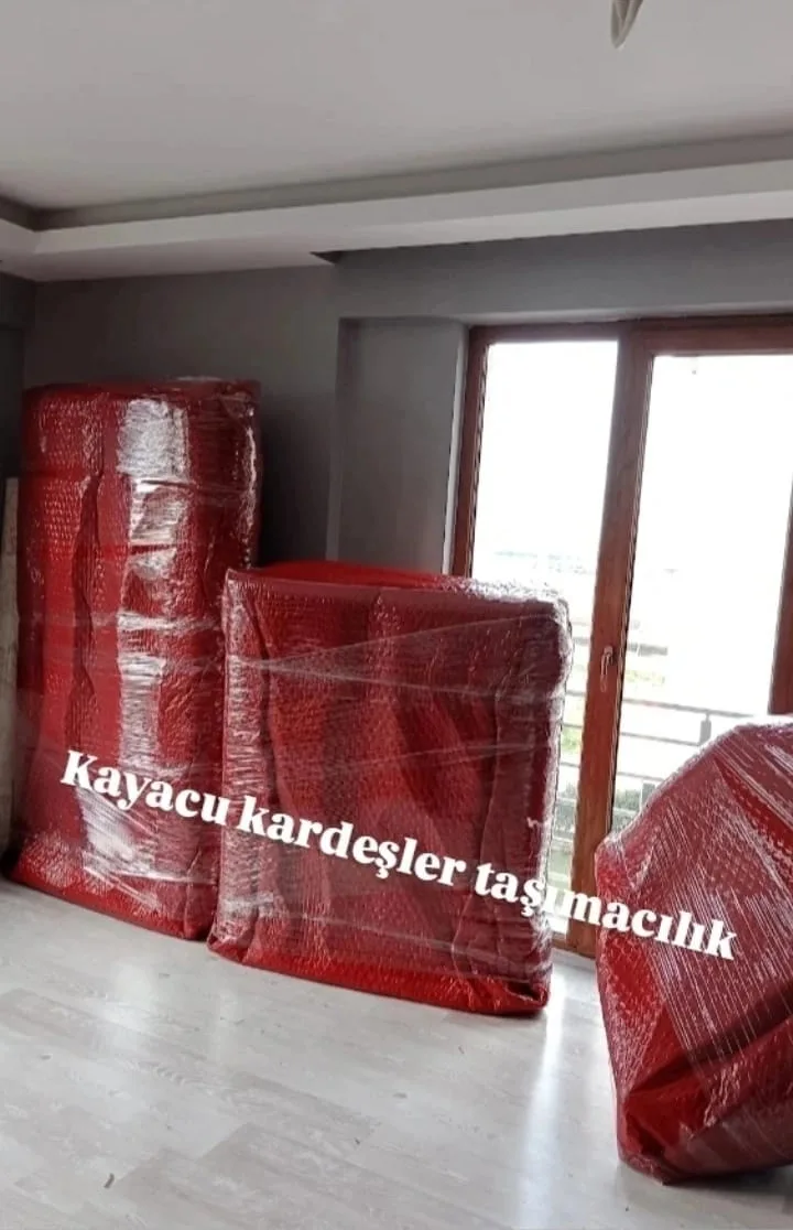Taşınma öncesi kırmızı baloncuklu naylonla paketlenmiş mobilyalar