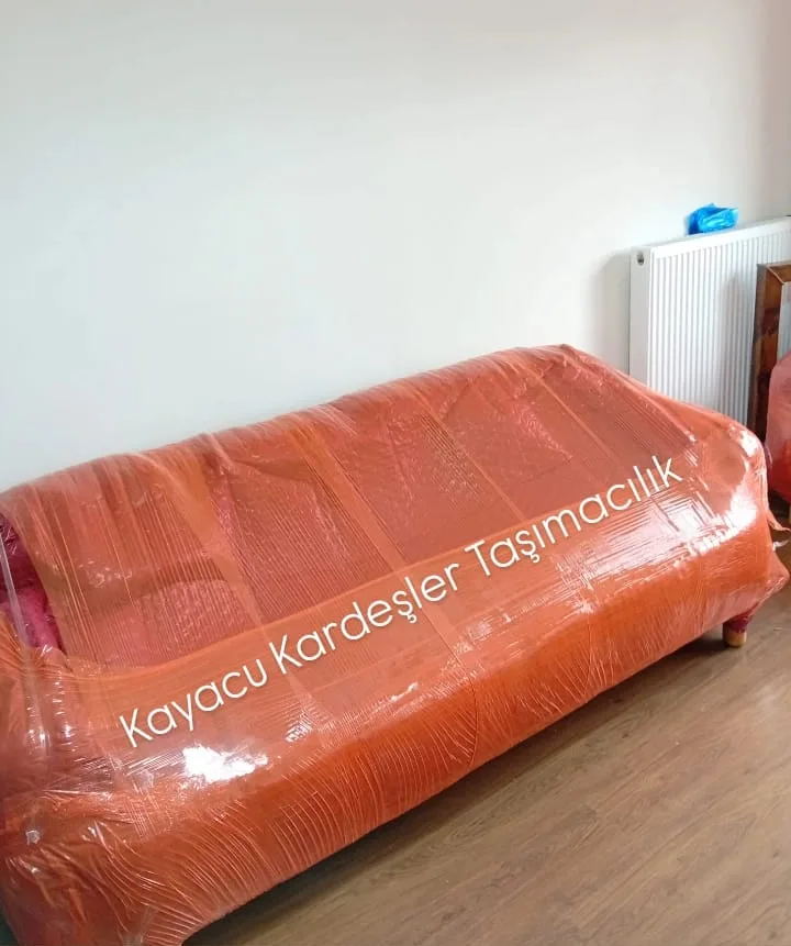 Turuncu streç ile korunmaya alınmış kanepe